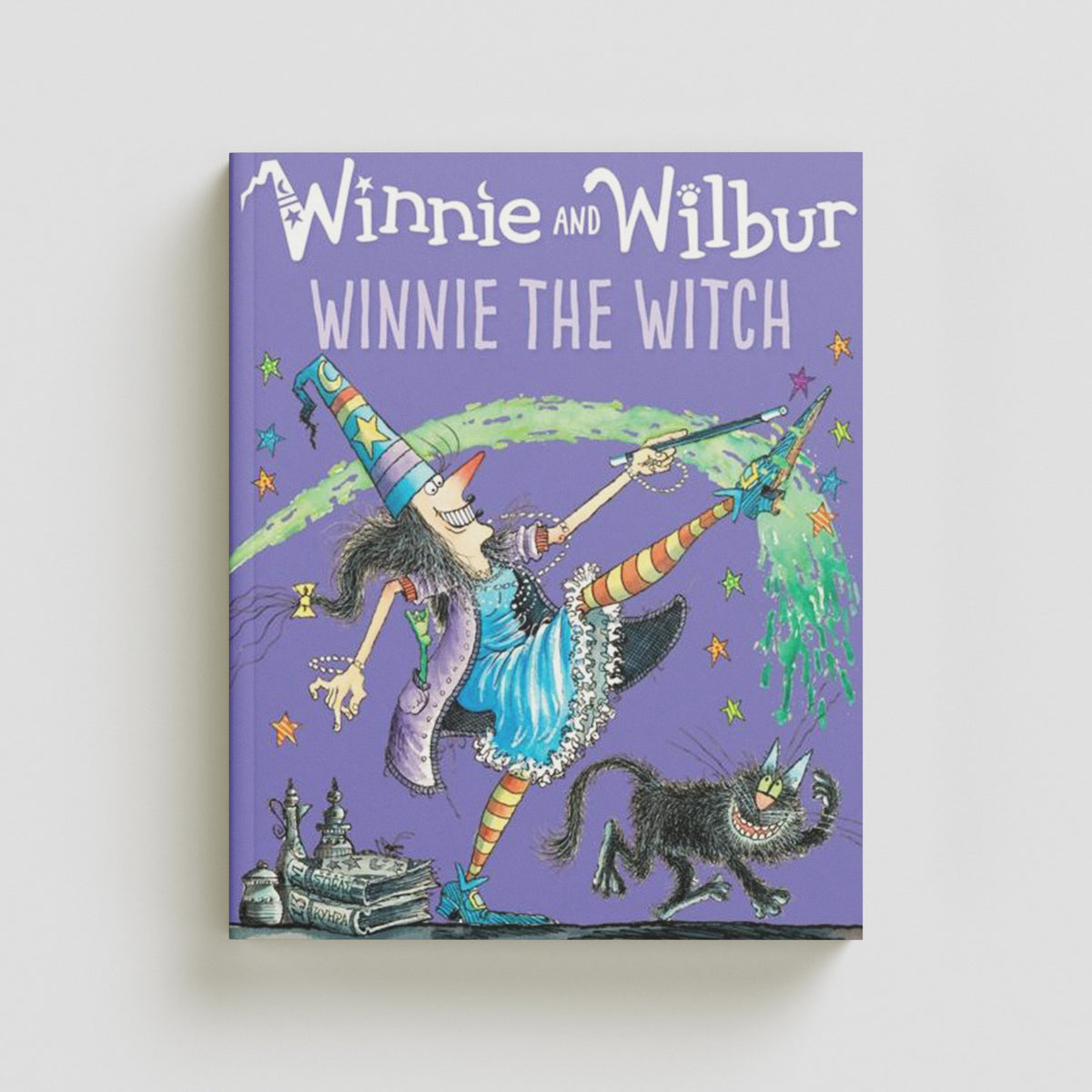 Winnie and Wilbur: Winnie the Witch by Oxford University Press; 9780192748164